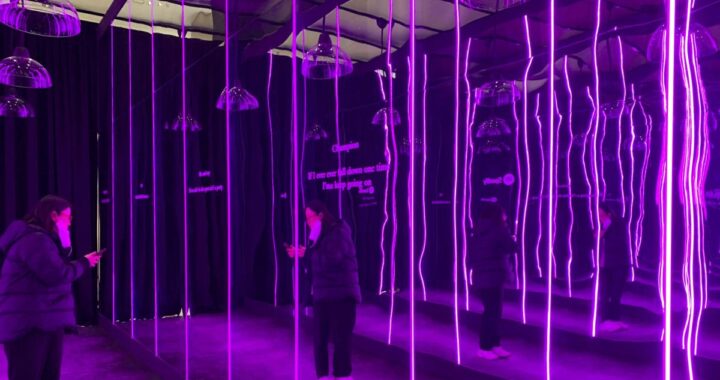 Museo Nacional de Corea iluminado en rosa con logos de Blackpink y reliquias históricas en exposición interactiva