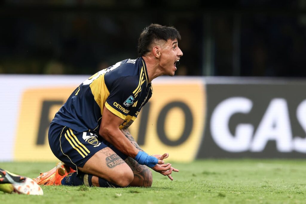 Jugadores de Boca con la cabeza gacha tras empate 1-1 en la Bombonera, mientras hinchas muestran su descontento en las gradas