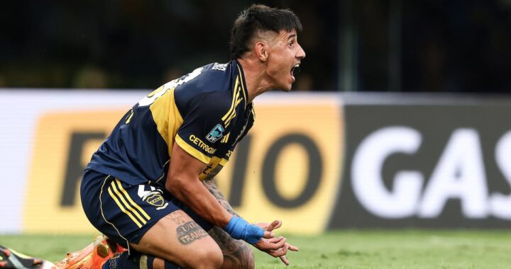 Jugadores de Boca con la cabeza gacha tras empate 1-1 en la Bombonera, mientras hinchas muestran su descontento en las gradas