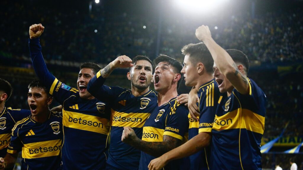 Tomás Aranda y Adam Bareiro celebran el gol de Boca en La Bombonera antes de la Libertadores 2024