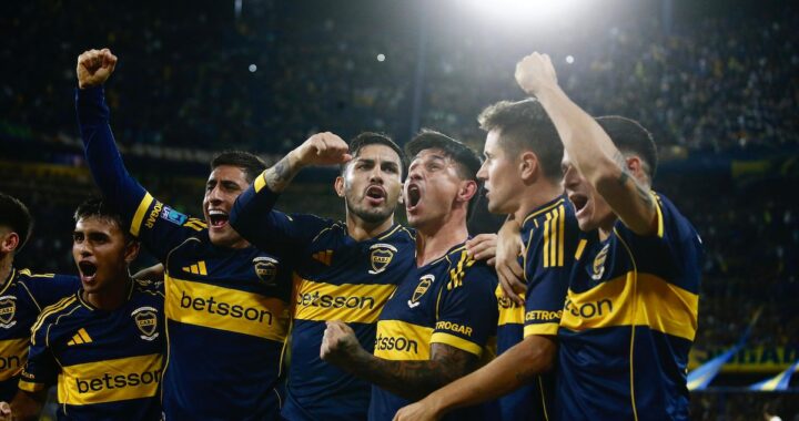 Tomás Aranda y Adam Bareiro celebran el gol de Boca en La Bombonera antes de la Libertadores 2024