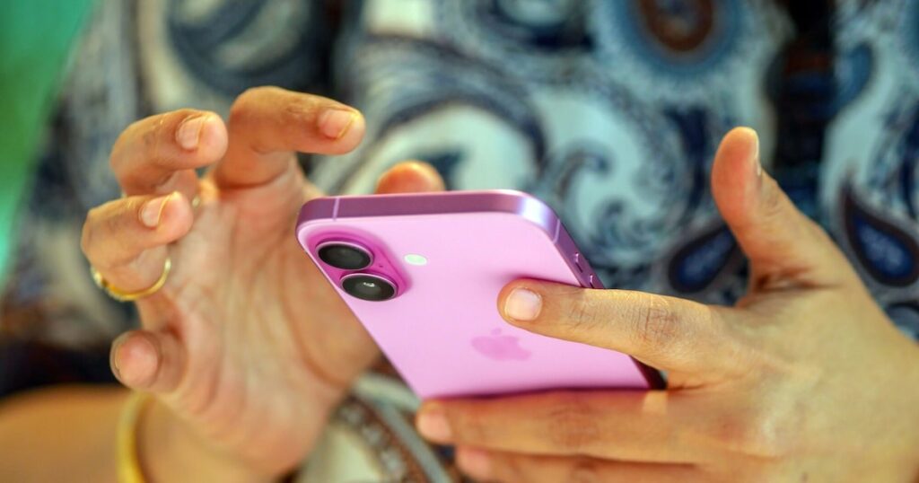 Pantalla de smartphone mostrando respuestas de IA con sesgos de género hacia jóvenes mujeres, destacando términos como 'frágil' o 'busca aprobación'