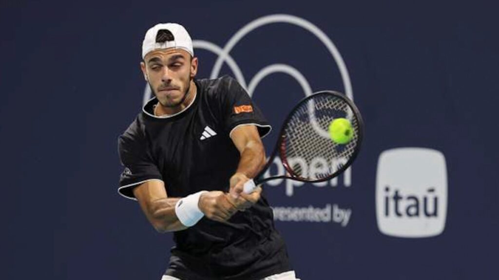 Francisco Cerúndolo celebra con puño cerrado tras ganar un punto clave en el Masters 1000 de Miami