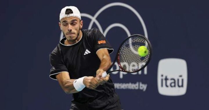 Francisco Cerúndolo celebra con puño cerrado tras ganar un punto clave en el Masters 1000 de Miami