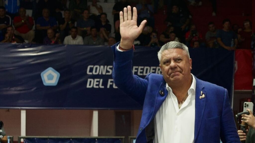 Claudio Tapia con gesto irónico en el Consejo Federal de la AFA, rodeado de dirigentes, tras polémica con River