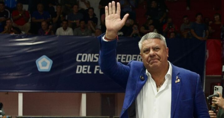 Claudio Tapia con gesto irónico en el Consejo Federal de la AFA, rodeado de dirigentes, tras polémica con River