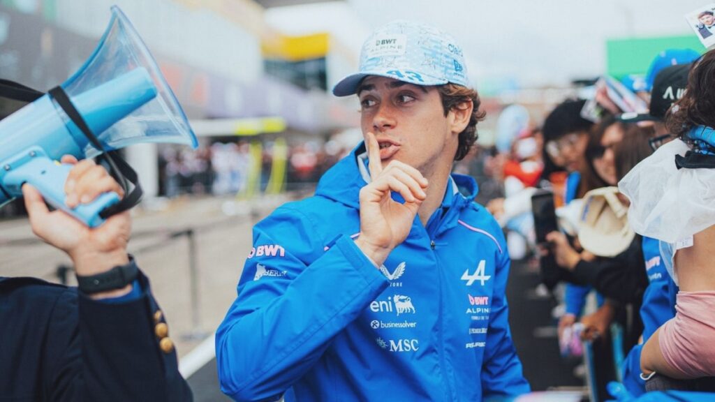 Oscar Piastri en el MCL40 durante los libres de Suzuka, con el fondo plano de McLaren generando adherencia en la 130R mientras Alpine sufre