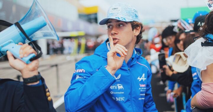 Oscar Piastri en el MCL40 durante los libres de Suzuka, con el fondo plano de McLaren generando adherencia en la 130R mientras Alpine sufre