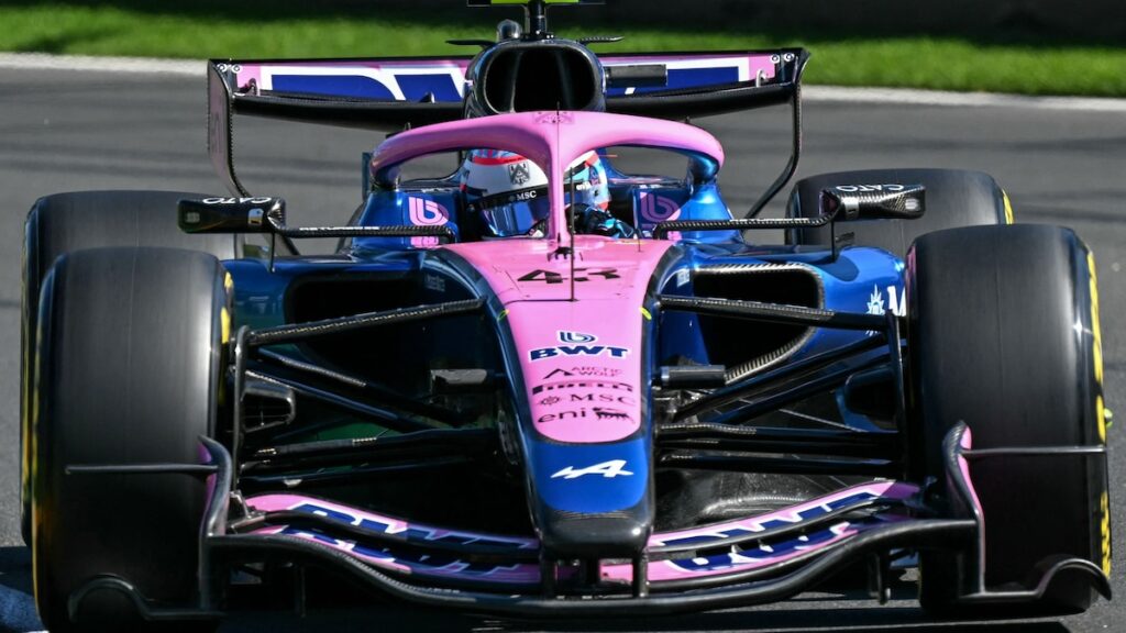 Franco Colapinto en el Alpine A526 afrontando la curva 130R de Suzuka a máxima velocidad