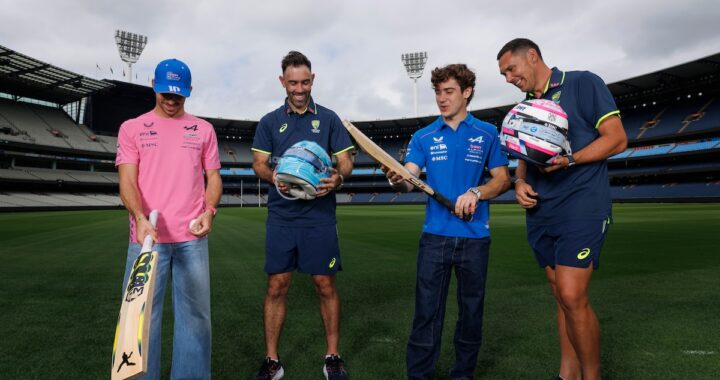 Franco Colapinto con el casco argentino y el Alpine A526 en el Melbourne Cricket Ground junto a Glenn Maxwell
