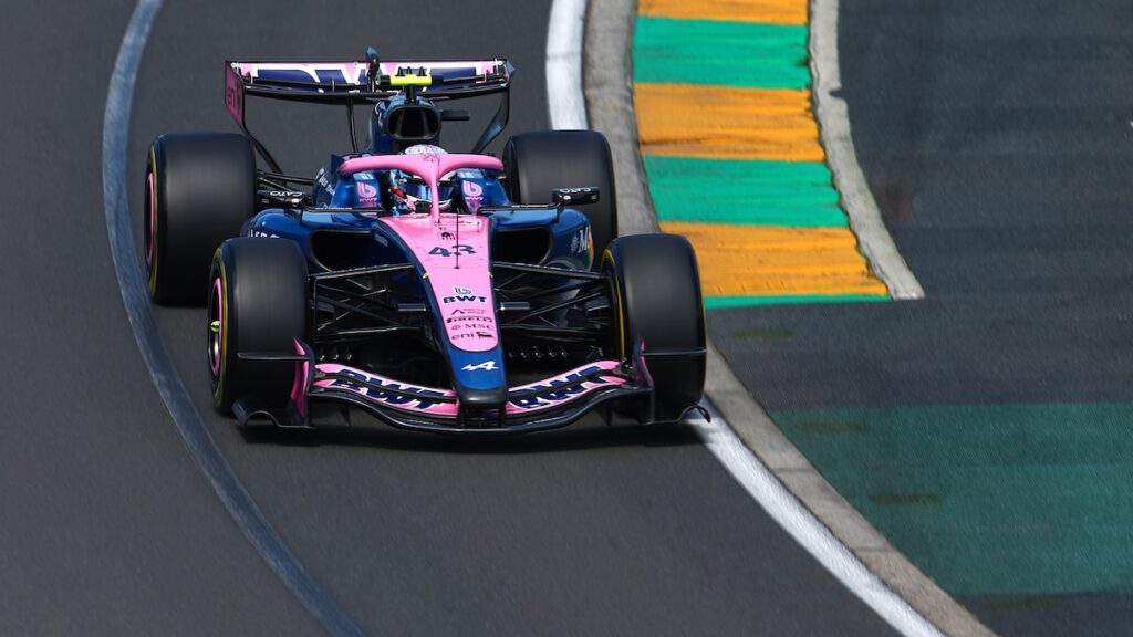Charles Leclerc lidera en su Ferrari durante los entrenamientos del GP de Australia 2026, con el Alpine de Colapinto al fondo