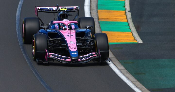 Charles Leclerc lidera en su Ferrari durante los entrenamientos del GP de Australia 2026, con el Alpine de Colapinto al fondo