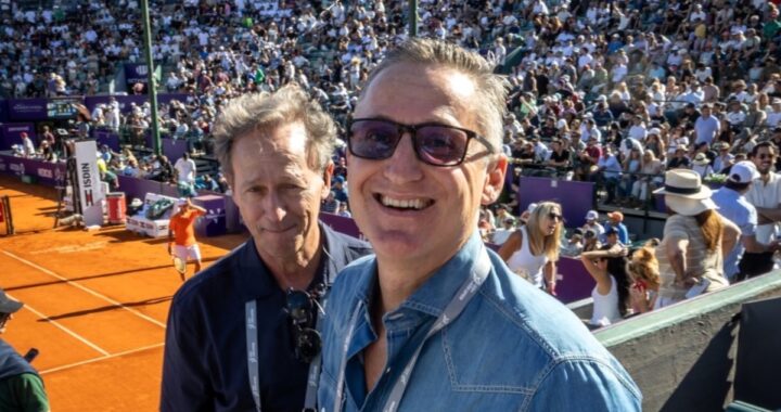 Mesa de negociación con contrato y maletín de US$20M sobre plano del Buenos Aires Lawn Tennis Club