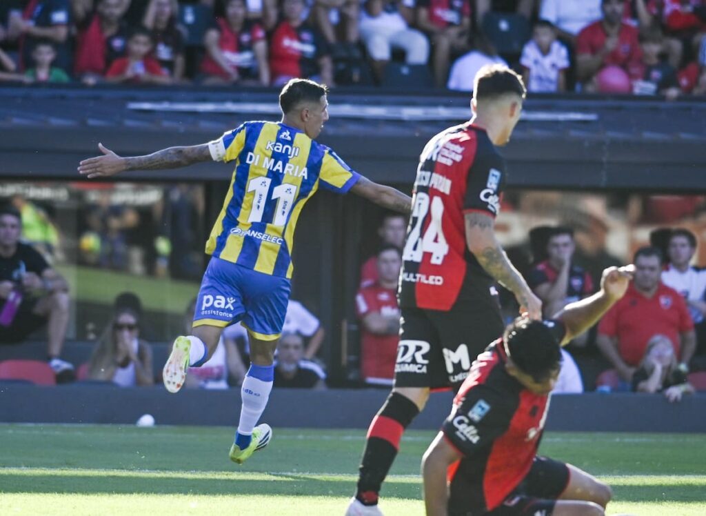 Ángel Di María celebra su gol a Newell’s con el 1-0 en el clásico rosarino, profundizando la crisis del equipo