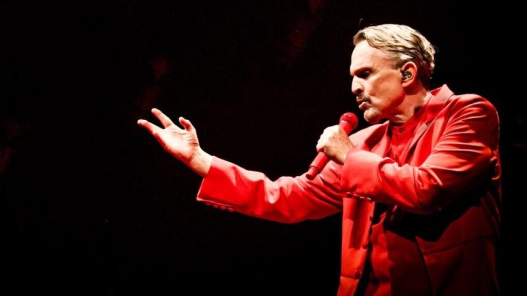 Miguel Bosé sonríe en Quito con platos típicos como empanadas de morocho y el Palacio de Carondelet al fondo