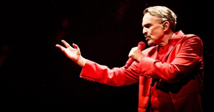 Miguel Bosé sonríe en Quito con platos típicos como empanadas de morocho y el Palacio de Carondelet al fondo