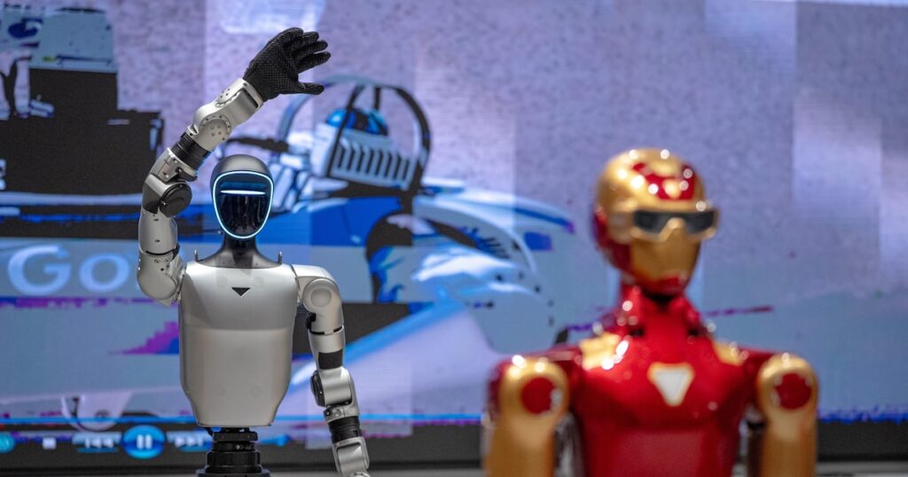 Robot industrial en fábrica china simbolizando el reemplazo de empleos humanos por IA en sectores clave
