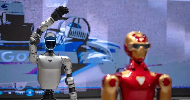 Robot industrial en fábrica china simbolizando el reemplazo de empleos humanos por IA en sectores clave