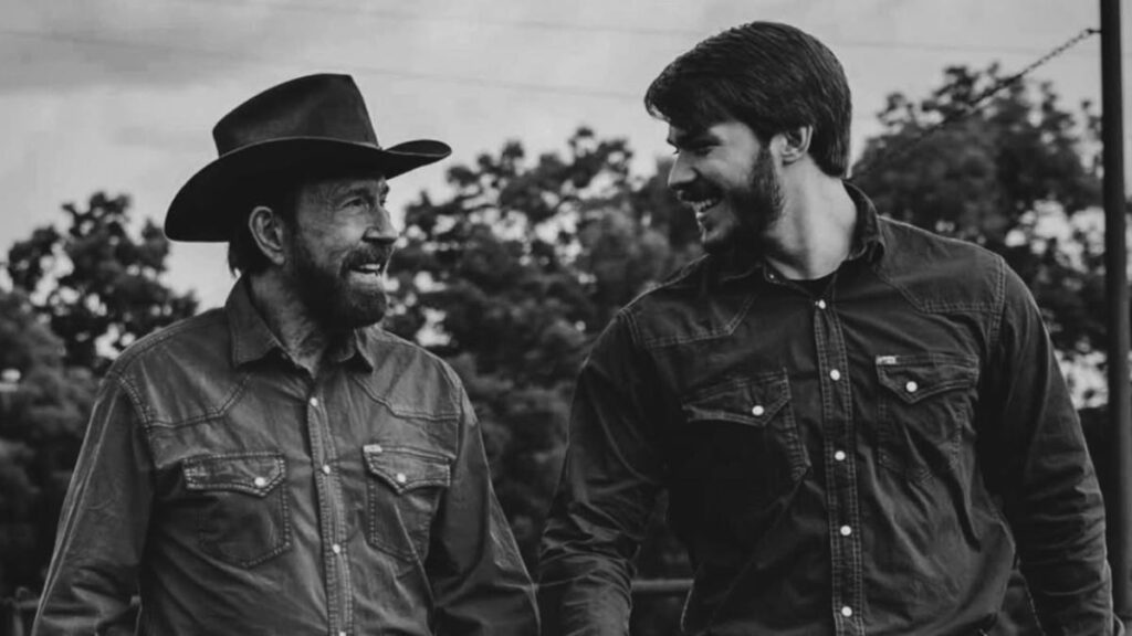 Dakota Norris abraza a Chuck Norris en foto en blanco y negro mostrando su relación paternal