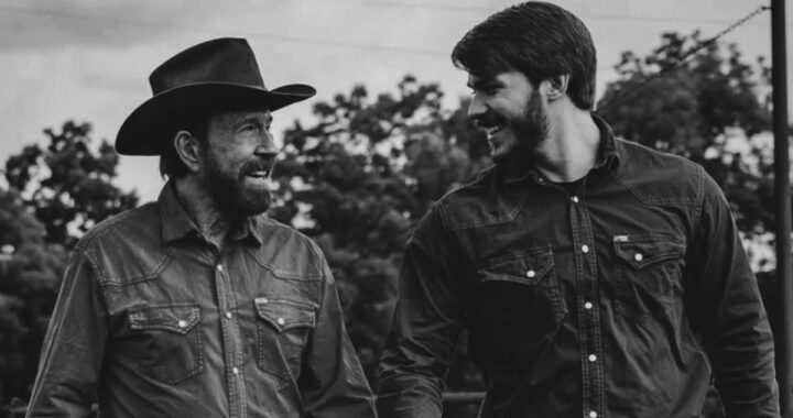 Dakota Norris abraza a Chuck Norris en foto en blanco y negro mostrando su relación paternal