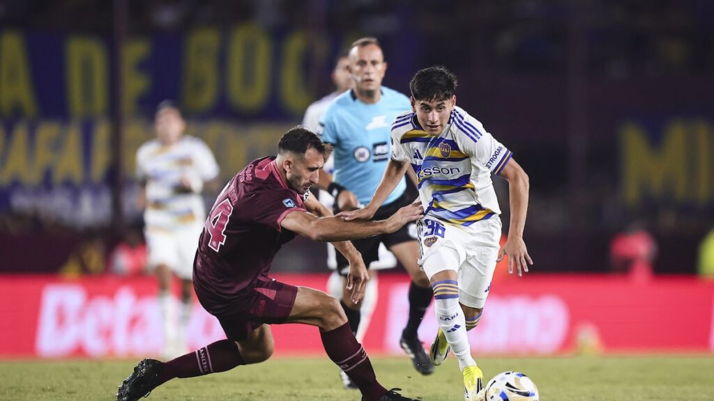 Tomás Aranda (18) celebra con Paredes tras la goleada 3-0 de Boca a Lanús en la Fortaleza