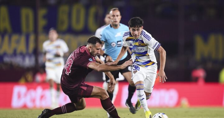 Tomás Aranda (18) celebra con Paredes tras la goleada 3-0 de Boca a Lanús en la Fortaleza