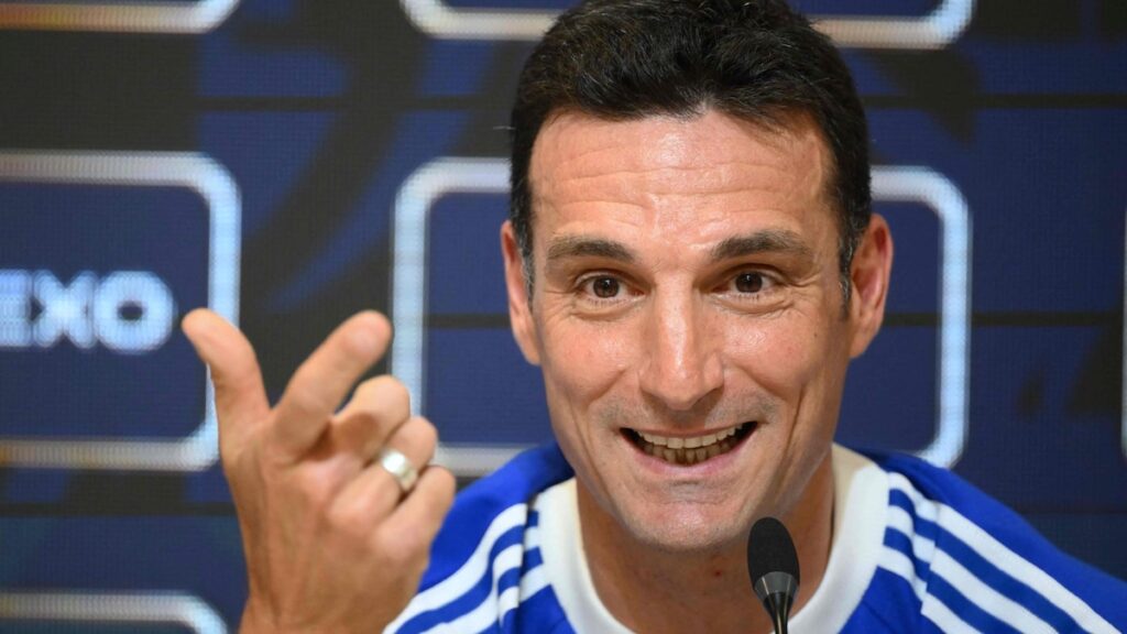 Lionel Scaloni con gesto de preocupación en un entrenamiento de la selección argentina tras la lesión de Panichelli