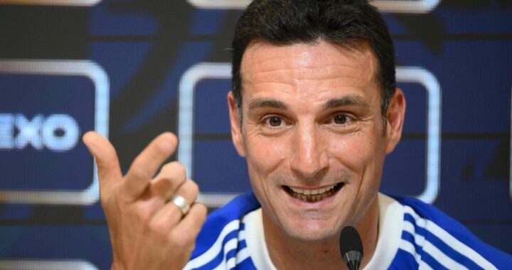 Lionel Scaloni con gesto de preocupación en un entrenamiento de la selección argentina tras la lesión de Panichelli