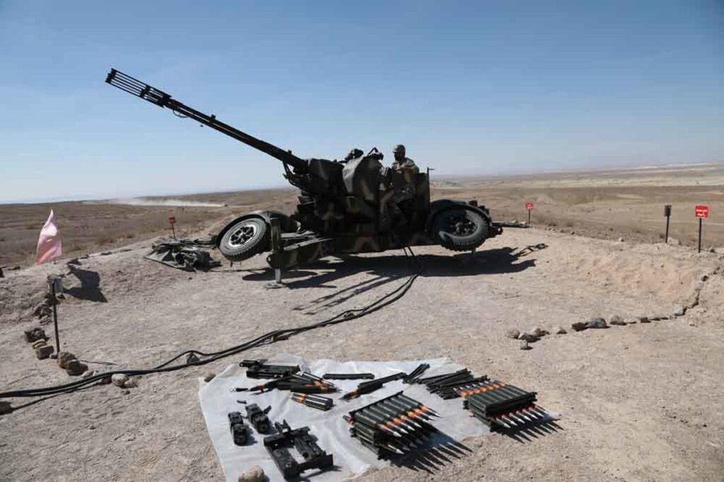 Tanques iraníes en maniobras cerca del estrecho de Ormuz con misiles listos para defensa