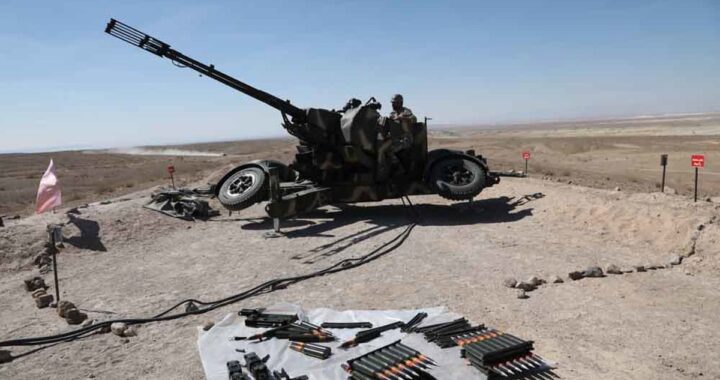 Tanques iraníes en maniobras cerca del estrecho de Ormuz con misiles listos para defensa