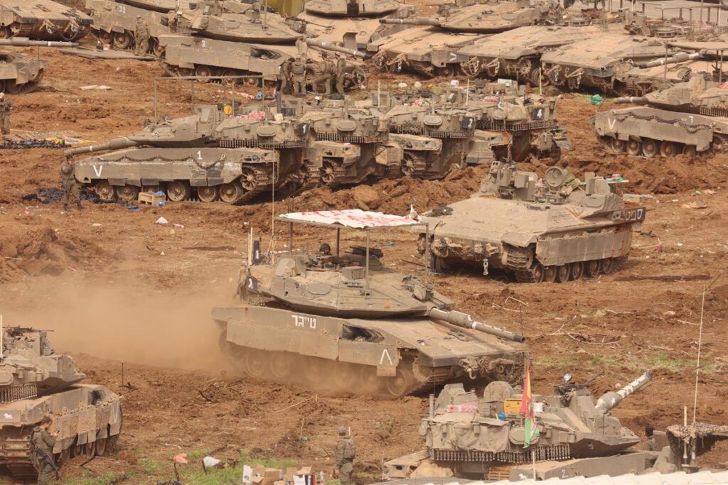 Tanque israelí destruido cerca del río Litani con humo y soldados en zona de combate en el sur de Líbano