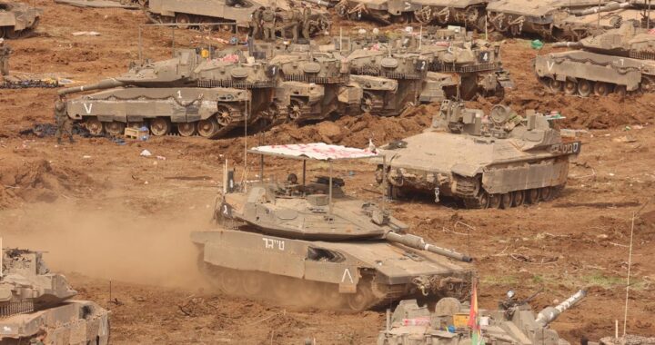 Tanque israelí destruido cerca del río Litani con humo y soldados en zona de combate en el sur de Líbano