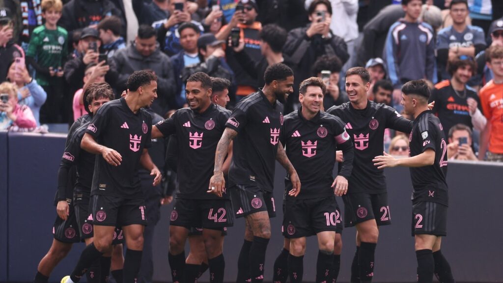 Lionel Messi celebra su gol de tiro libre en el Yankee Stadium durante la remontada 3-2 del Inter Miami