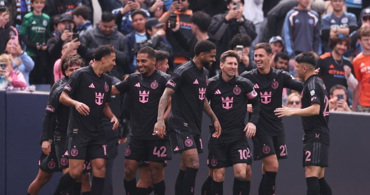 Lionel Messi celebra su gol de tiro libre en el Yankee Stadium durante la remontada 3-2 del Inter Miami
