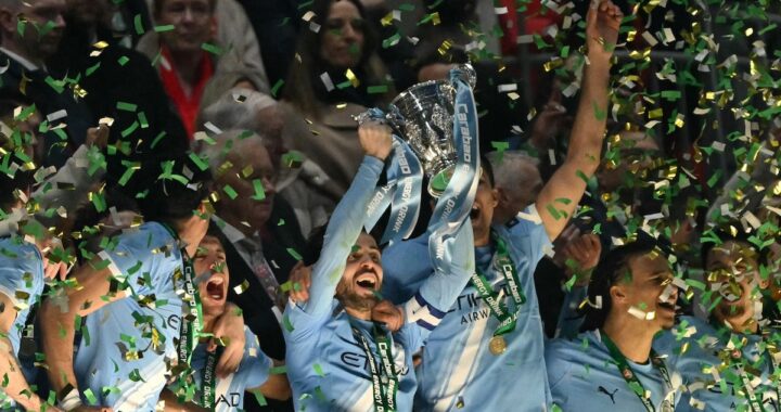 Nico O’Reilly celebra su segundo gol de cabeza en la final de la Carabao Cup 2024, con Pep Guardiola de fondo en Wembley
