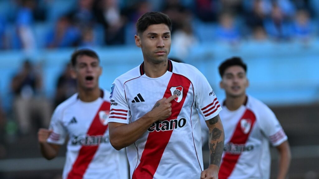 Celebración de River Plate tras gol en el 90+9 con ayuda del VAR en estadio de Río Cuarto
