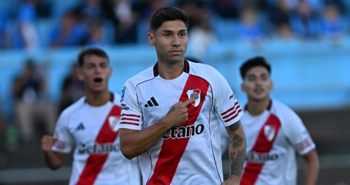 Celebración de River Plate tras gol en el 90+9 con ayuda del VAR en estadio de Río Cuarto