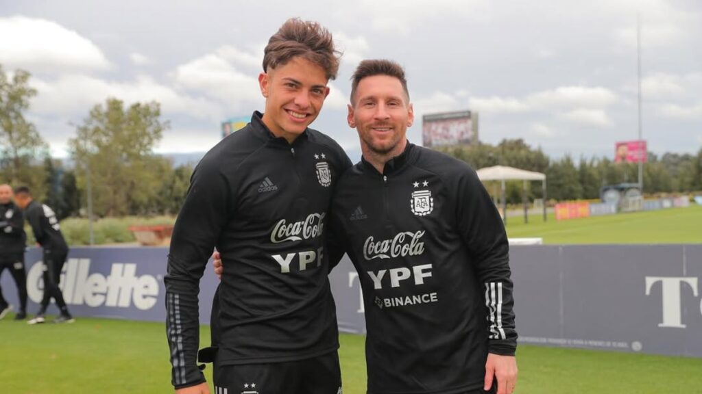 Agustín Giay con la camiseta de Argentina en entrenamiento previo a su posible debut en la Bombonera