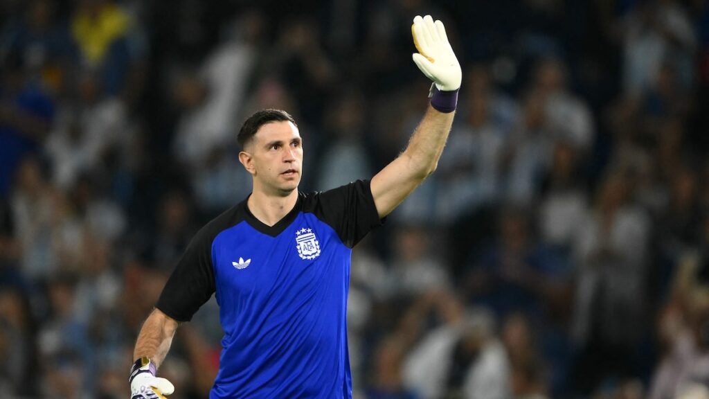 Emiliano 'Dibu' Martínez con gesto de frustración en el arco, tras recibir gol de Mauritania en amistoso previo al Mundial 2026