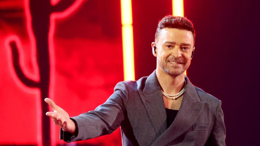 Justin Timberlake con mirada perdida durante pruebas de sobriedad en su arresto por ebriedad en Sag Harbor
