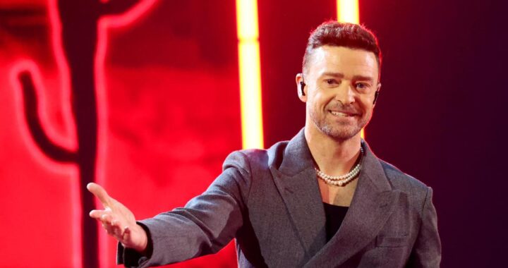 Justin Timberlake con mirada perdida durante pruebas de sobriedad en su arresto por ebriedad en Sag Harbor