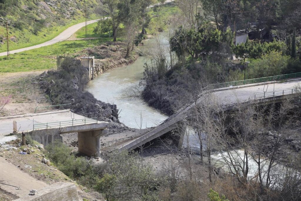 Puente destruido sobre el río Litani tras bombardeo israelí, ruta crítica para 200.000 civiles