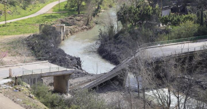 Puente destruido sobre el río Litani tras bombardeo israelí, ruta crítica para 200.000 civiles