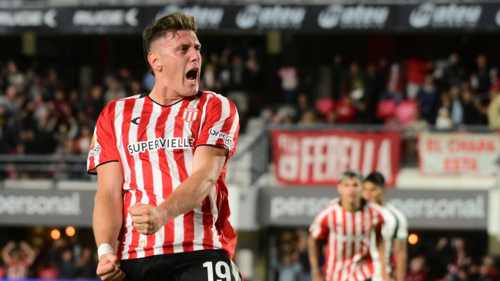 Adolfo Gaich celebra su triplete con los brazos abiertos tras anotar 3 goles en 8 minutos en el 5-0 de Estudiantes