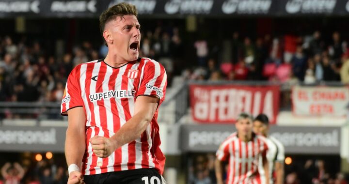 Adolfo Gaich celebra su triplete con los brazos abiertos tras anotar 3 goles en 8 minutos en el 5-0 de Estudiantes