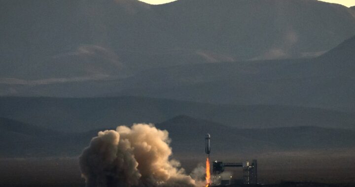 Gráfico en rojo del desplome bursátil de Virgin Galactic con cohete en segundo plano simbolizando fracaso financiero