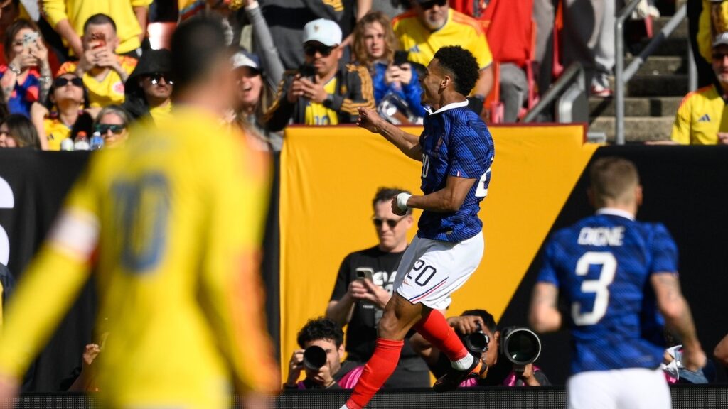 Jugadores de Francia celebran un gol en partido amistoso contra Colombia con equipo de suplentes, mostrando superioridad táctica