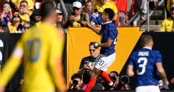 Jugadores de Francia celebran un gol en partido amistoso contra Colombia con equipo de suplentes, mostrando superioridad táctica