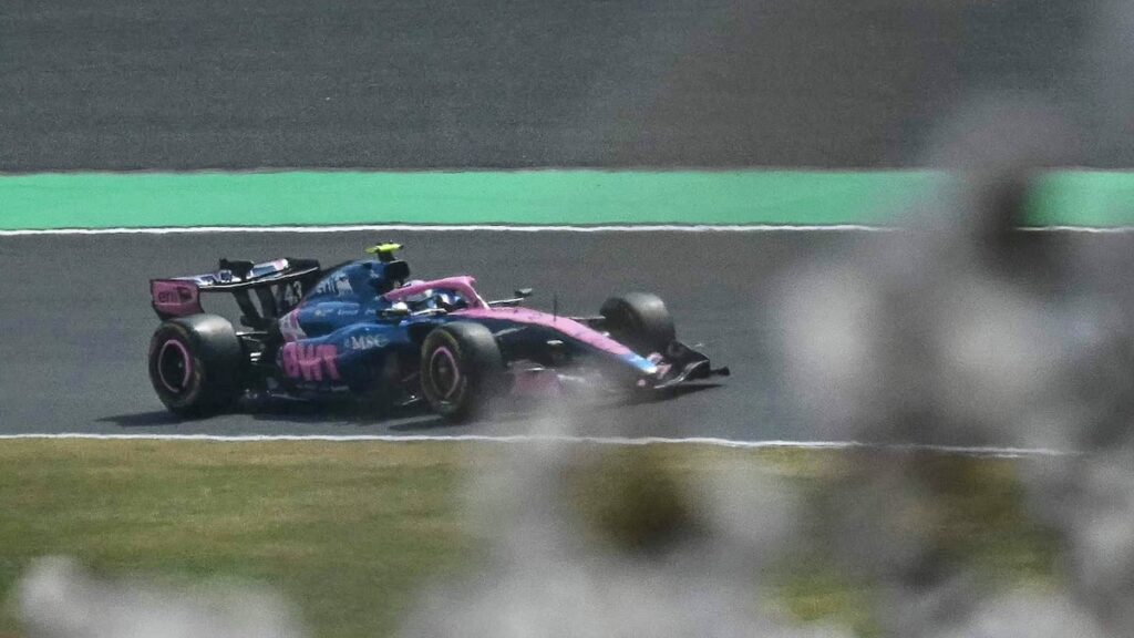 Kimi Antonelli celebra su pole histórica en Suzuka 2024 con el Mercedes W15, rompiendo récords de precocidad en F1