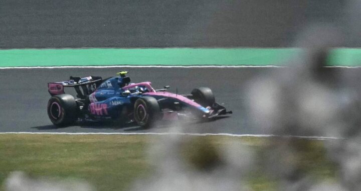 Kimi Antonelli celebra su pole histórica en Suzuka 2024 con el Mercedes W15, rompiendo récords de precocidad en F1